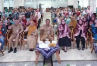 Foto: Wali Kota Administrasi Jakarta Timur, Munjirin, didampingi Ketua Tim Penggerak PKK Kota Administrasi Jakarta Timur, Essie Feransie Munjirin, berfoto bersama peserta usai membuka Pertemuan Rutin (Pertin) Pengelola Ruang Publik Terpadu Ramah Anak (RPTRA) di Ruang Serbaguna Bambu Apus, Blok C, Kantor Wali Kota Administrasi Jakarta Timur, Senin (27/7/2026)