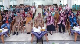 Foto: Wali Kota Administrasi Jakarta Timur, Munjirin, didampingi Ketua Tim Penggerak PKK Kota Administrasi Jakarta Timur, Essie Feransie Munjirin, berfoto bersama peserta usai membuka Pertemuan Rutin (Pertin) Pengelola Ruang Publik Terpadu Ramah Anak (RPTRA) di Ruang Serbaguna Bambu Apus, Blok C, Kantor Wali Kota Administrasi Jakarta Timur, Senin (27/7/2026)