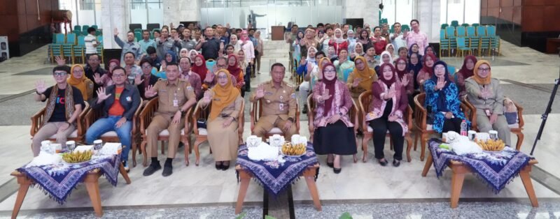 Foto: Wali Kota Administrasi Jakarta Timur, Munjirin, didampingi Ketua Tim Penggerak PKK Kota Administrasi Jakarta Timur, Essie Feransie Munjirin, berfoto bersama peserta usai membuka Pertemuan Rutin (Pertin) Pengelola Ruang Publik Terpadu Ramah Anak (RPTRA) di Ruang Serbaguna Bambu Apus, Blok C, Kantor Wali Kota Administrasi Jakarta Timur, Senin (27/7/2026)