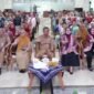 Foto: Wali Kota Administrasi Jakarta Timur, Munjirin, didampingi Ketua Tim Penggerak PKK Kota Administrasi Jakarta Timur, Essie Feransie Munjirin, berfoto bersama peserta usai membuka Pertemuan Rutin (Pertin) Pengelola Ruang Publik Terpadu Ramah Anak (RPTRA) di Ruang Serbaguna Bambu Apus, Blok C, Kantor Wali Kota Administrasi Jakarta Timur, Senin (27/7/2026)