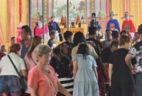 Foto: Ribuan warga dan umat memadati halaman Kho Hong Tian/Vihara Ratna Nirwana, Jalan Karya Baru, Kecamatan Alang-Alang Lebar, Kota Palembang, Senin (27/7/2026) malam