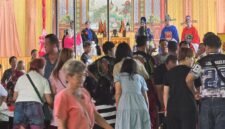 Foto: Ribuan warga dan umat memadati halaman Kho Hong Tian/Vihara Ratna Nirwana, Jalan Karya Baru, Kecamatan Alang-Alang Lebar, Kota Palembang, Senin (27/7/2026) malam