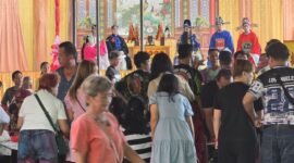 Foto: Ribuan warga dan umat memadati halaman Kho Hong Tian/Vihara Ratna Nirwana, Jalan Karya Baru, Kecamatan Alang-Alang Lebar, Kota Palembang, Senin (27/7/2026) malam