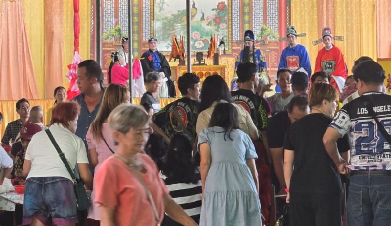 Foto: Ribuan warga dan umat memadati halaman Kho Hong Tian/Vihara Ratna Nirwana, Jalan Karya Baru, Kecamatan Alang-Alang Lebar, Kota Palembang, Senin (27/7/2026) malam