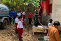 Foto: Distribusi Air Bersih: Personel Koramil 0806-11/Panggul bersama BPBD dan PDAM Kabupaten Trenggalek menyalurkan bantuan 12.000 liter air bersih kepada warga Desa Karangtengah, Kecamatan Panggul, Kabupaten Trenggalek, Rabu (29/7/2026).