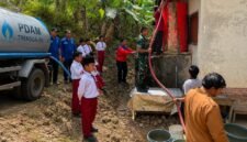 Foto: Distribusi Air Bersih: Personel Koramil 0806-11/Panggul bersama BPBD dan PDAM Kabupaten Trenggalek menyalurkan bantuan 12.000 liter air bersih kepada warga Desa Karangtengah, Kecamatan Panggul, Kabupaten Trenggalek, Rabu (29/7/2026).