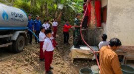 Foto: Distribusi Air Bersih: Personel Koramil 0806-11/Panggul bersama BPBD dan PDAM Kabupaten Trenggalek menyalurkan bantuan 12.000 liter air bersih kepada warga Desa Karangtengah, Kecamatan Panggul, Kabupaten Trenggalek, Rabu (29/7/2026).
