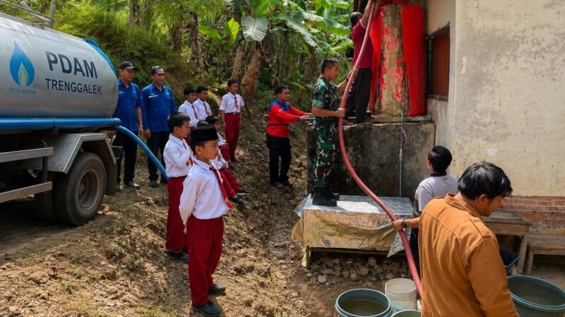 Foto: Distribusi Air Bersih: Personel Koramil 0806-11/Panggul bersama BPBD dan PDAM Kabupaten Trenggalek menyalurkan bantuan 12.000 liter air bersih kepada warga Desa Karangtengah, Kecamatan Panggul, Kabupaten Trenggalek, Rabu (29/7/2026).