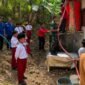 Foto: Distribusi Air Bersih: Personel Koramil 0806-11/Panggul bersama BPBD dan PDAM Kabupaten Trenggalek menyalurkan bantuan 12.000 liter air bersih kepada warga Desa Karangtengah, Kecamatan Panggul, Kabupaten Trenggalek, Rabu (29/7/2026).