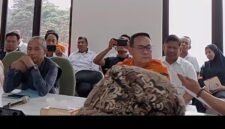 Foto: Perwakilan Majelis Adat Sumedanglarang (MASL), Yayasan Pangeran Sumedang, Rukun Wargi Sumedang, serta sejumlah organisasi masyarakat sipil mengikuti audiensi terkait proyek Geothermal Tampomas di Pusat Pemerintahan Kabupaten Sumedang, Rabu (29/7/2026).