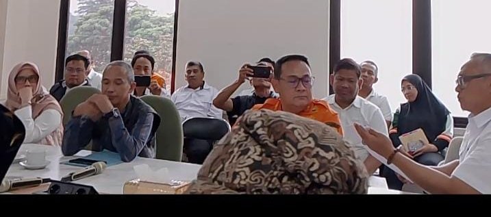 Foto: Perwakilan Majelis Adat Sumedanglarang (MASL), Yayasan Pangeran Sumedang, Rukun Wargi Sumedang, serta sejumlah organisasi masyarakat sipil mengikuti audiensi terkait proyek Geothermal Tampomas di Pusat Pemerintahan Kabupaten Sumedang, Rabu (29/7/2026).