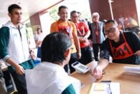 Foto: Wali Kota Administrasi Jakarta Pusat, Arifin (kanan), menjalani pemeriksaan tekanan darah sebagai bagian dari skrining kesehatan sebelum mengikuti tes kebugaran ASN di halaman Kantor Wali Kota Jakarta Pusat, Kamis (30/7/2026). 