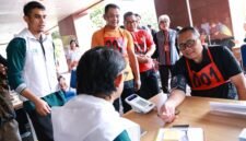 Foto: Wali Kota Administrasi Jakarta Pusat, Arifin (kanan), menjalani pemeriksaan tekanan darah sebagai bagian dari skrining kesehatan sebelum mengikuti tes kebugaran ASN di halaman Kantor Wali Kota Jakarta Pusat, Kamis (30/7/2026).