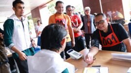 Foto: Wali Kota Administrasi Jakarta Pusat, Arifin (kanan), menjalani pemeriksaan tekanan darah sebagai bagian dari skrining kesehatan sebelum mengikuti tes kebugaran ASN di halaman Kantor Wali Kota Jakarta Pusat, Kamis (30/7/2026). 