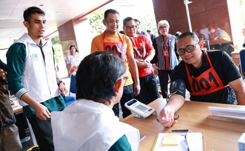 Foto: Wali Kota Administrasi Jakarta Pusat, Arifin (kanan), menjalani pemeriksaan tekanan darah sebagai bagian dari skrining kesehatan sebelum mengikuti tes kebugaran ASN di halaman Kantor Wali Kota Jakarta Pusat, Kamis (30/7/2026). 