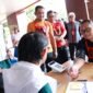 Foto: Wali Kota Administrasi Jakarta Pusat, Arifin (kanan), menjalani pemeriksaan tekanan darah sebagai bagian dari skrining kesehatan sebelum mengikuti tes kebugaran ASN di halaman Kantor Wali Kota Jakarta Pusat, Kamis (30/7/2026). 