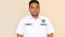 Foto: Ketua PWI Pokja Kepolisian Jakarta Barat, Teuku Faisal, menyampaikan ucapan selamat kepada Bambang GS atas pelantikannya sebagai Ketua PWI Pokja Wali Kota Jakarta Barat periode 2026–2029.