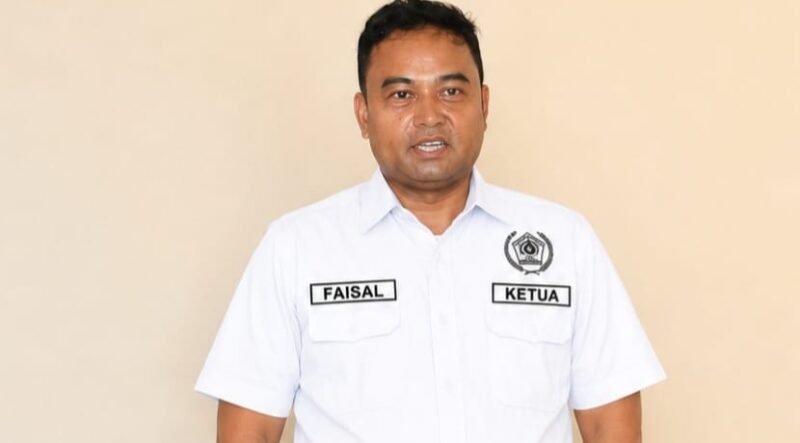 Foto: Ketua PWI Pokja Kepolisian Jakarta Barat, Teuku Faisal, menyampaikan ucapan selamat kepada Bambang GS atas pelantikannya sebagai Ketua PWI Pokja Wali Kota Jakarta Barat periode 2026–2029.