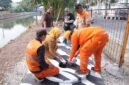 Foto: Petugas Penanganan Prasarana dan Sarana Umum (PPSU) bersama Lurah Kayu Putih, Tuti Sugihastuti, meninjau sekaligus mengisi biopori jumbo dengan sampah organik di RW 13, Kelurahan Kayu Putih, Kecamatan Pulogadung, Jakarta Timur, Rabu (29/7/2026).