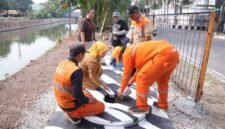 Foto: Petugas Penanganan Prasarana dan Sarana Umum (PPSU) bersama Lurah Kayu Putih, Tuti Sugihastuti, meninjau sekaligus mengisi biopori jumbo dengan sampah organik di RW 13, Kelurahan Kayu Putih, Kecamatan Pulogadung, Jakarta Timur, Rabu (29/7/2026).