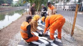 Foto: Petugas Penanganan Prasarana dan Sarana Umum (PPSU) bersama Lurah Kayu Putih, Tuti Sugihastuti, meninjau sekaligus mengisi biopori jumbo dengan sampah organik di RW 13, Kelurahan Kayu Putih, Kecamatan Pulogadung, Jakarta Timur, Rabu (29/7/2026).