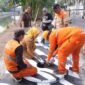 Foto: Petugas Penanganan Prasarana dan Sarana Umum (PPSU) bersama Lurah Kayu Putih, Tuti Sugihastuti, meninjau sekaligus mengisi biopori jumbo dengan sampah organik di RW 13, Kelurahan Kayu Putih, Kecamatan Pulogadung, Jakarta Timur, Rabu (29/7/2026).