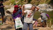 Foto: Seorang warga lanjut usia mengangkut karung berisi material bersama warga lainnya saat bergotong royong mendukung pembangunan Jembatan Garuda di Dusun Mojo, Desa Pucangombo, Kecamatan Tegalombo, Kabupaten Pacitan, Kamis (30/7/2026).