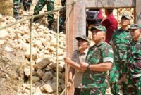 Foto: Danrem 081/DSJ Kolonel Arm Untoro Hariyanto meninjau langsung progres pembangunan Jembatan Garuda di Dusun Mojo, Desa Pucangombo, Kecamatan Tegalombo, Kabupaten Pacitan, Kamis (30/7/2026).