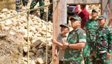 Foto: Danrem 081/DSJ Kolonel Arm Untoro Hariyanto meninjau langsung progres pembangunan Jembatan Garuda di Dusun Mojo, Desa Pucangombo, Kecamatan Tegalombo, Kabupaten Pacitan, Kamis (30/7/2026).