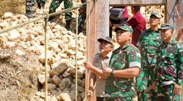Foto: Danrem 081/DSJ Kolonel Arm Untoro Hariyanto meninjau langsung progres pembangunan Jembatan Garuda di Dusun Mojo, Desa Pucangombo, Kecamatan Tegalombo, Kabupaten Pacitan, Kamis (30/7/2026).