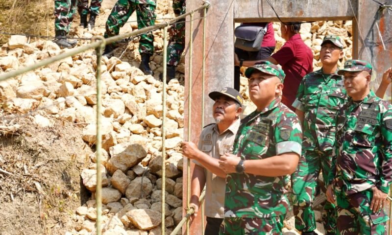 Foto: Danrem 081/DSJ Kolonel Arm Untoro Hariyanto meninjau langsung progres pembangunan Jembatan Garuda di Dusun Mojo, Desa Pucangombo, Kecamatan Tegalombo, Kabupaten Pacitan, Kamis (30/7/2026).
