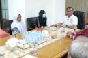 Foto: Wali Kota Administrasi Jakarta Timur Munjirin berdialog dengan penyintas autoimun, Apni Nelya (Evi), bersama keluarga di ruang kerjanya, Kantor Wali Kota Jakarta Timur, Kamis (30/7/2026).