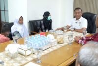 Foto: Wali Kota Administrasi Jakarta Timur Munjirin berdialog dengan penyintas autoimun, Apni Nelya (Evi), bersama keluarga di ruang kerjanya, Kantor Wali Kota Jakarta Timur, Kamis (30/7/2026).