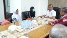 Foto: Wali Kota Administrasi Jakarta Timur Munjirin berdialog dengan penyintas autoimun, Apni Nelya (Evi), bersama keluarga di ruang kerjanya, Kantor Wali Kota Jakarta Timur, Kamis (30/7/2026).