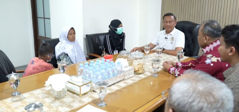 Foto: Wali Kota Administrasi Jakarta Timur Munjirin berdialog dengan penyintas autoimun, Apni Nelya (Evi), bersama keluarga di ruang kerjanya, Kantor Wali Kota Jakarta Timur, Kamis (30/7/2026).