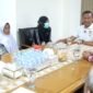 Foto: Wali Kota Administrasi Jakarta Timur Munjirin berdialog dengan penyintas autoimun, Apni Nelya (Evi), bersama keluarga di ruang kerjanya, Kantor Wali Kota Jakarta Timur, Kamis (30/7/2026).