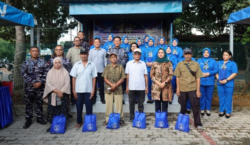 Foto: Komandan Kodaeral IV Laksda TNI Berkat Widjanarko bersama Ketua Daerah Kodaeral IV Gabungan Jalasenastri Koarmada RI Ny. Peni Berkat Widjanarko, jajaran TNI AL, dan perwakilan instansi.