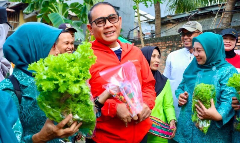 Foto: Wali Kota Administrasi Jakarta Pusat Arifin berbincang dengan warga usai panen hasil urban farming di RW 08 Kelurahan Paseban, Kecamatan Senen, Jumat (31/7/2026).