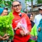 Foto: Wali Kota Administrasi Jakarta Pusat Arifin berbincang dengan warga usai panen hasil urban farming di RW 08 Kelurahan Paseban, Kecamatan Senen, Jumat (31/7/2026).