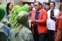 Foto: Wali Kota Jakarta Pusat Arifin menyapa dan berdialog dengan warga saat meninjau hasil renovasi MCK umum di RT 01/RW 07, Kelurahan Kampung Rawa, Jakarta Pusat, Jumat (31/7/2026).