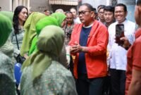 Foto: Wali Kota Jakarta Pusat Arifin menyapa dan berdialog dengan warga saat meninjau hasil renovasi MCK umum di RT 01/RW 07, Kelurahan Kampung Rawa, Jakarta Pusat, Jumat (31/7/2026).