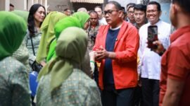 Foto: Wali Kota Jakarta Pusat Arifin menyapa dan berdialog dengan warga saat meninjau hasil renovasi MCK umum di RT 01/RW 07, Kelurahan Kampung Rawa, Jakarta Pusat, Jumat (31/7/2026).