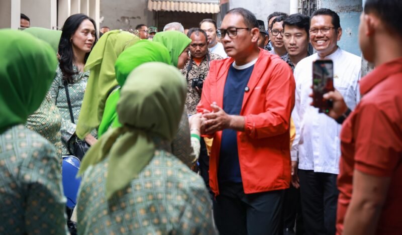Foto: Wali Kota Jakarta Pusat Arifin menyapa dan berdialog dengan warga saat meninjau hasil renovasi MCK umum di RT 01/RW 07, Kelurahan Kampung Rawa, Jakarta Pusat, Jumat (31/7/2026).