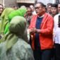 Foto: Wali Kota Jakarta Pusat Arifin menyapa dan berdialog dengan warga saat meninjau hasil renovasi MCK umum di RT 01/RW 07, Kelurahan Kampung Rawa, Jakarta Pusat, Jumat (31/7/2026).