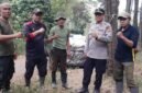 Foto: Petugas Perhutani KPH Bandung Utara bersama Perwira Pembina Polisi Hutan (Pabin Polhut) berfoto usai melaksanakan pengawalan angkutan getah pinus di wilayah RPH Cikalong, Kamis (30/7/2026).