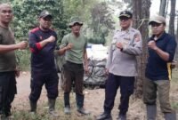 Foto: Petugas Perhutani KPH Bandung Utara bersama Perwira Pembina Polisi Hutan (Pabin Polhut) berfoto usai melaksanakan pengawalan angkutan getah pinus di wilayah RPH Cikalong, Kamis (30/7/2026).