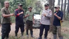 Foto: Petugas Perhutani KPH Bandung Utara bersama Perwira Pembina Polisi Hutan (Pabin Polhut) berfoto usai melaksanakan pengawalan angkutan getah pinus di wilayah RPH Cikalong, Kamis (30/7/2026).