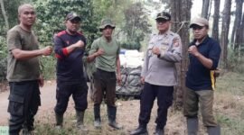 Foto: Petugas Perhutani KPH Bandung Utara bersama Perwira Pembina Polisi Hutan (Pabin Polhut) berfoto usai melaksanakan pengawalan angkutan getah pinus di wilayah RPH Cikalong, Kamis (30/7/2026).