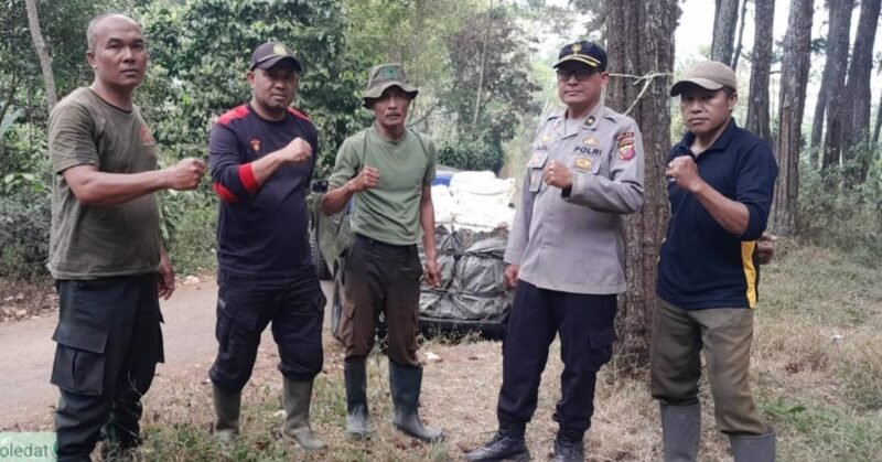 Foto: Petugas Perhutani KPH Bandung Utara bersama Perwira Pembina Polisi Hutan (Pabin Polhut) berfoto usai melaksanakan pengawalan angkutan getah pinus di wilayah RPH Cikalong, Kamis (30/7/2026).