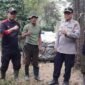 Foto: Petugas Perhutani KPH Bandung Utara bersama Perwira Pembina Polisi Hutan (Pabin Polhut) berfoto usai melaksanakan pengawalan angkutan getah pinus di wilayah RPH Cikalong, Kamis (30/7/2026).